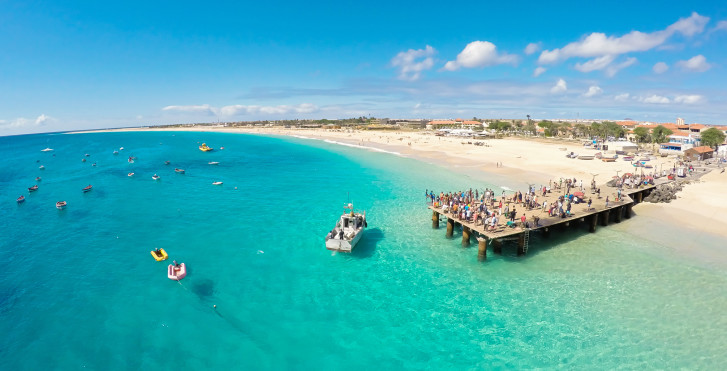 Ponton du marché de poissons à Santa Maria au Cap Vert