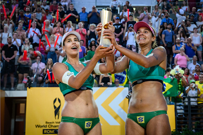 Duda e Ana Patrícia recebem a premiação (foto: Divulgação/FIVB)