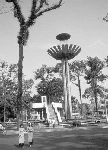 http://maivantran.files.wordpress.com/2011/09/ho-con-rua-1968-bw.jpg?w=358&h=494