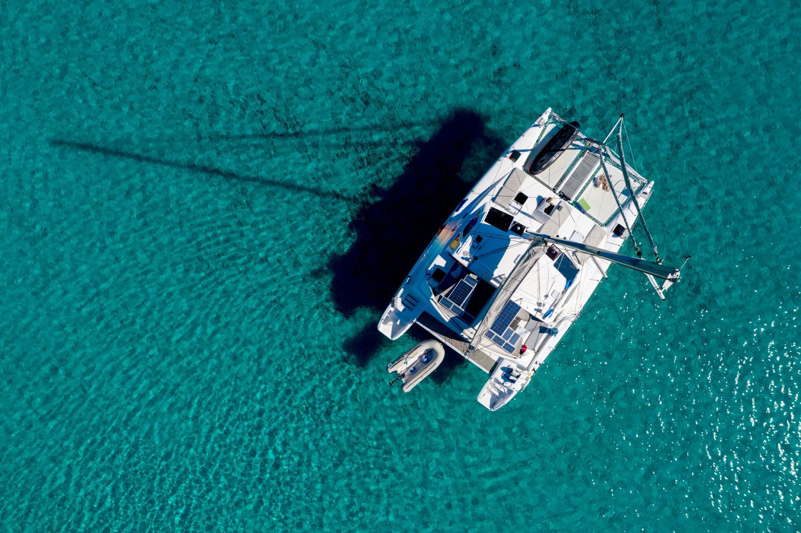 Un catamarán fondeando