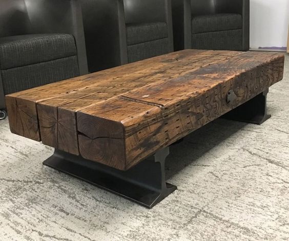 Table basse en chêne, fabriquée à la main, en forme de tonneau de whisky.
