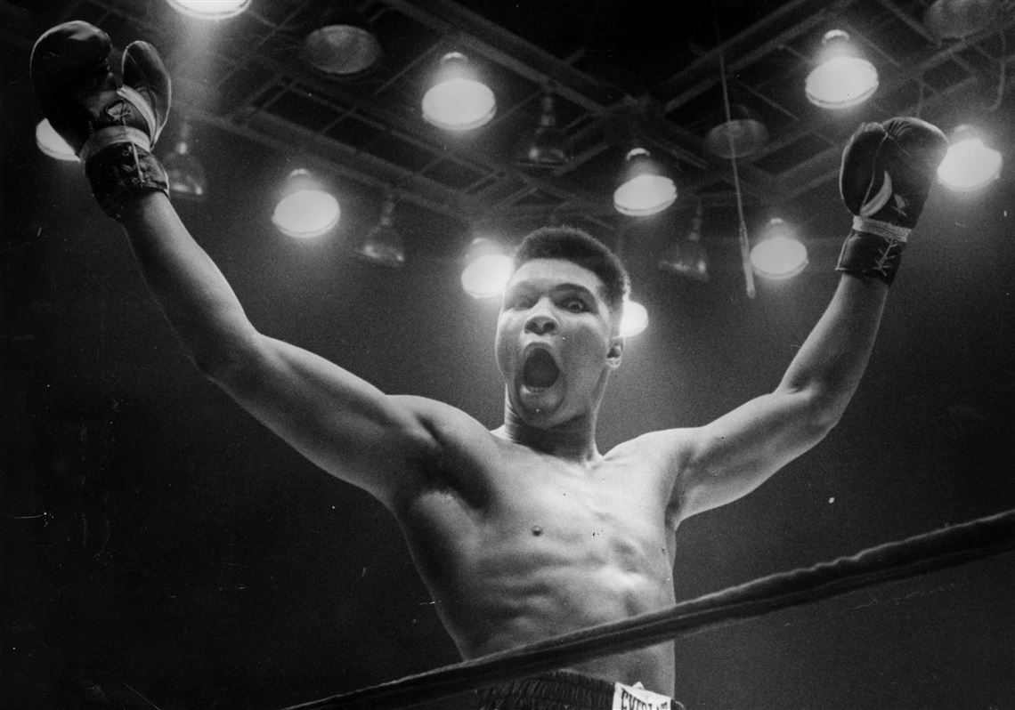 Ali trở thành võ sĩ chuyên nghiệp ở tuổi 18 và ra nước ngoài lần đầu tiên vào năm 1963 để tham gia một cuộc thi đấu chính thức
