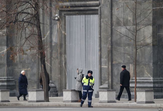Вход в здание ФСБ после акции Павленского