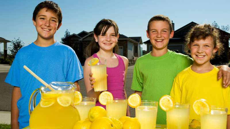 kids having fun at lemonade stand