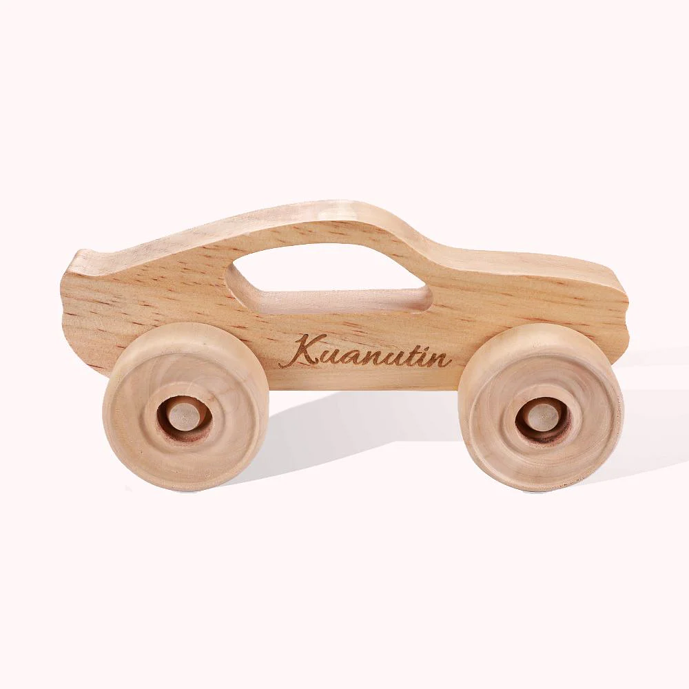 Voiture en bois personnalisée par un prénom.