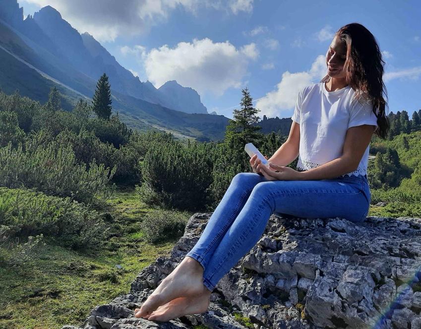 A person in a blue shirt with a mountain in the background

Description automatically generated