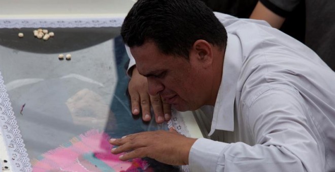 Gustavo Cáceres llora sobre el féretro de su hermana la la defensora de derechos humanos y del ambiente Berta Cáceres durante su sepelio en la ciudad de La Esperanza (Honduras), donde ella nació e inició su lucha por la defensa de los recursos naturales.