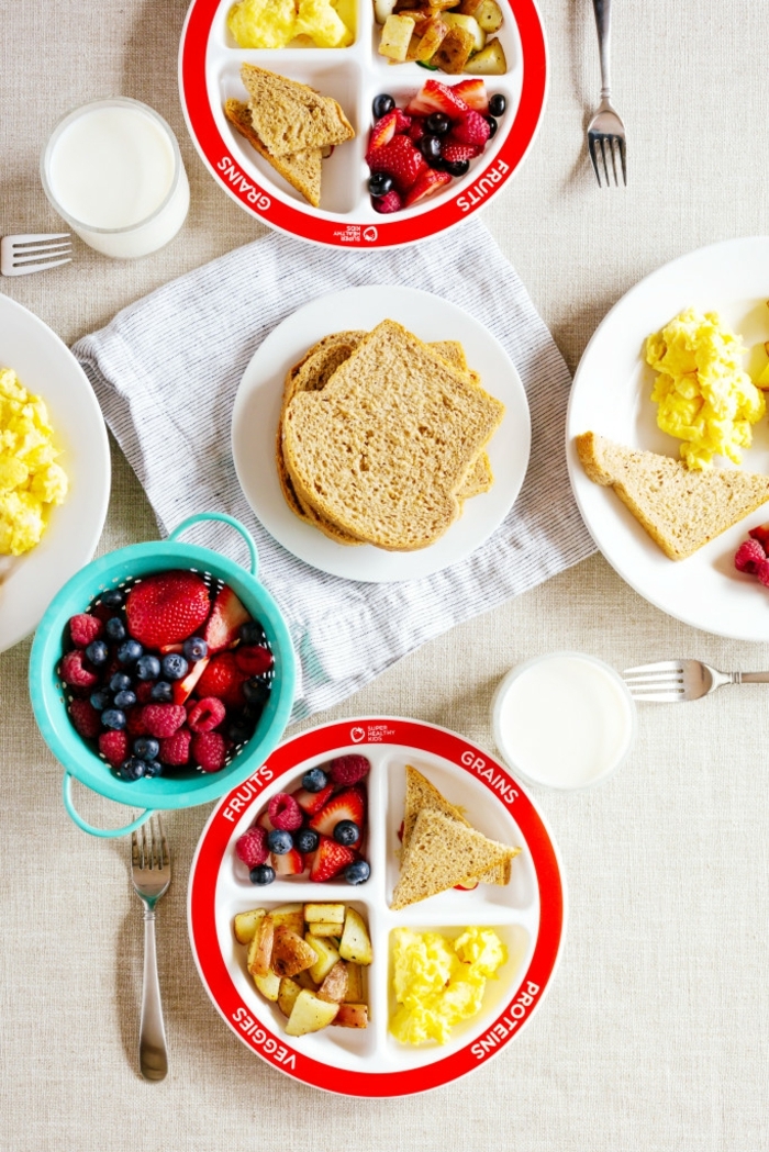 was ist gesunde ernährung, jede speise, die sie in schöne gesellschaft genießen, gesundes frühstück für zwei, eier mit brotscheiben und tomaten und obst zum nachtisch