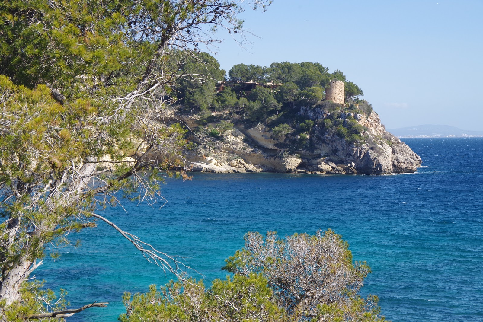 Blick auf die Klippen der Küste Mallorcas