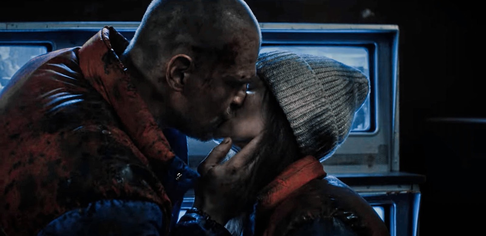 Hopper e Joyce se beijando dentro do presídio soviético.
