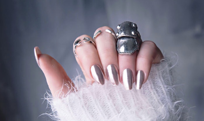 nailart bilder, chrome nägel zum selbermachen, silberne ringe