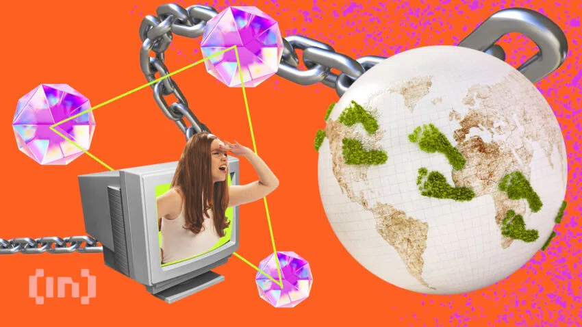 Eine Frau sieht aus einem Computer Monitor hervorstehend in die Ferne. Neben ihr eine Kette und eine graue Welt mit großen, grünen Fussabdrücken. Es geht um Umweltverschmutzung durch PoW Blockchain-Netzwerke wie Bitcoin - Ein Bild von BeInCrypto.com.