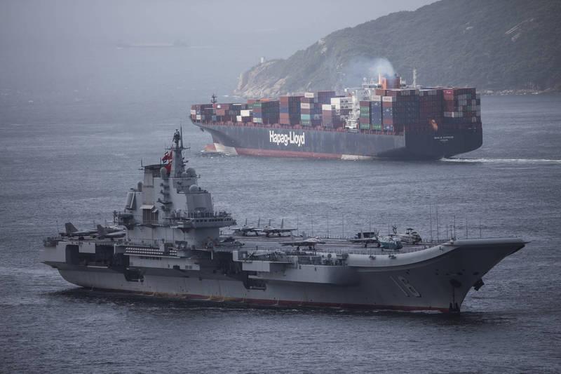 伊斯頓認為，共軍發動攻勢後，台軍搶先炸毀中國東南沿岸機場、港口，可擊退入侵中的共軍。圖為中國遼寧號航艦。（彭博檔案照）