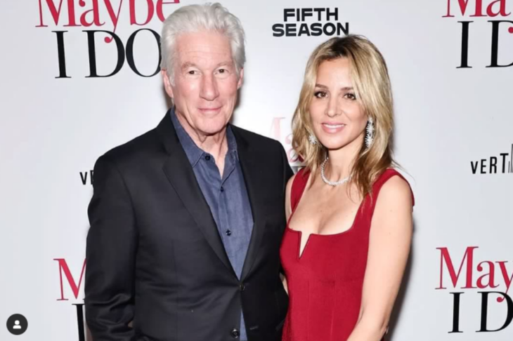 Imagen de Richard Gere y su esposa Alejandra fotografiados en la alfombra roja de un evento ella luce un vestido de noche en color rojo y el lleva un traje con camisa oscura 