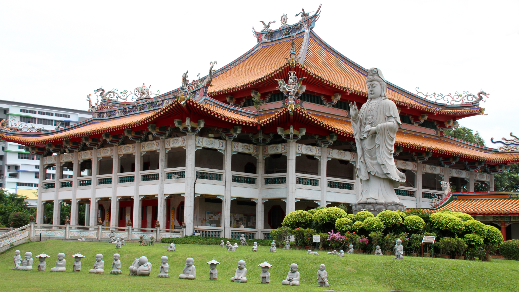 10 Must-See Off-the-Beaten-Path Architecture in Singapore - Kong Meng San Phor Kark See Monastery (or Bright Hill Temple)
