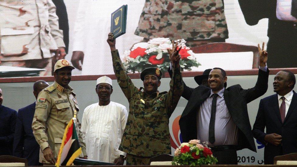 توقيع وثيقة تقاسم السلطة بين المجلس العسكري والمعارضة في السودان - BBC News  عربي