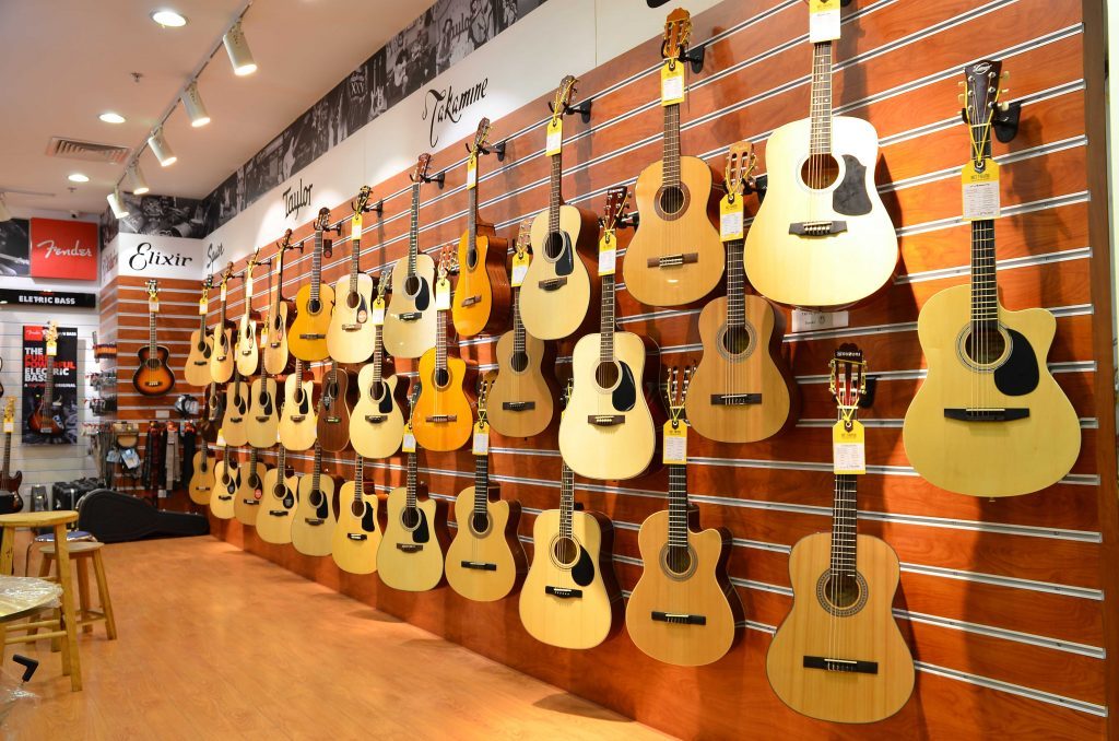 Mua đàn guitar trả góp là hình thức phổ biến trên thị trường tiêu dùng hiện nay