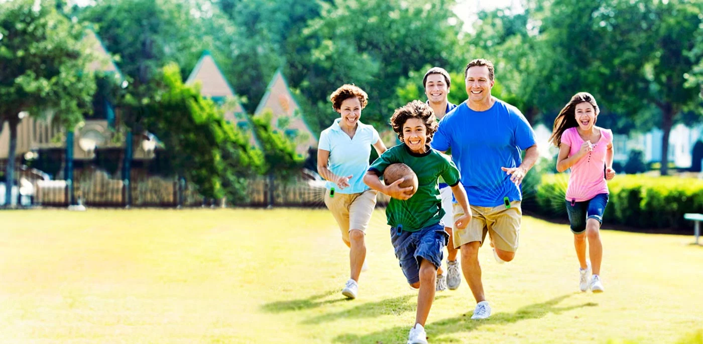 Big children. Спортивная семья на природе. Семья занимается спортом. Спортивная семья с детьми. Спортивная семья летом.