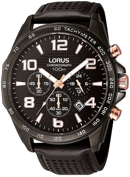 Sportowy, męski zegarek Lorus na skórzanym pasku z kopertą ze stali w czarnym kolorze. Tarcza zegarka jest w czarnym kolorze z charakterystycznymi subtarczami w biiałym kolorze dla chronografu w białym kolorze.