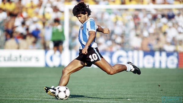 Maradona hăng hái thi đấu trên sân cỏ (Nguồn: Coachingsoccerweekly.com)