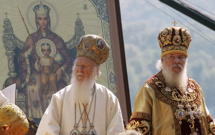 Вселенский Патриарх Варфоломей (слева) и глава Русской Православной Церкви Патриарх Алексий II во время молебна в Киеве, 27 июля 2008.