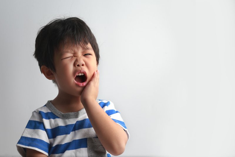 Cơn đau sâu răng khiến trẻ khó chịu và đau nhức