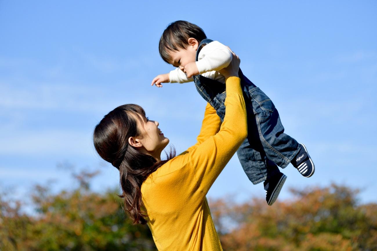 屋外, 人, 男, 若い が含まれている画像

自動的に生成された説明