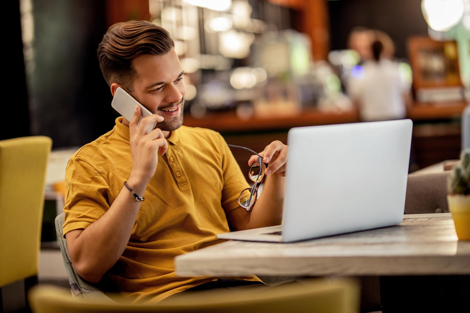 Homem usando telefonia Voip para realizar uma chamada.