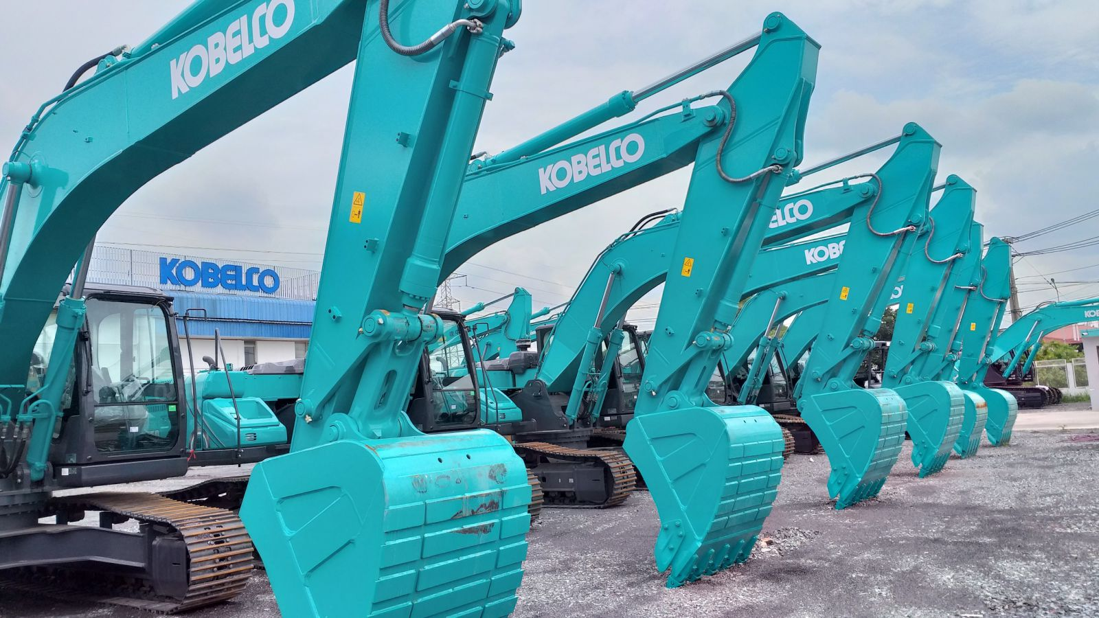 Bình Minh chuyên phân phối thương hiệu máy xúc đào Kobelco số 1 Nhật Bản 