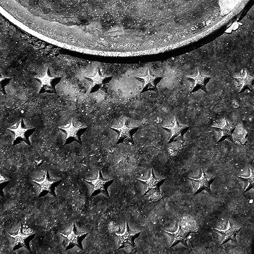 photo of manhole cover, black and white, abstract, photo, fotografia de tampa saneamento, ruimnm, preto e branco, abstracto, fotografia