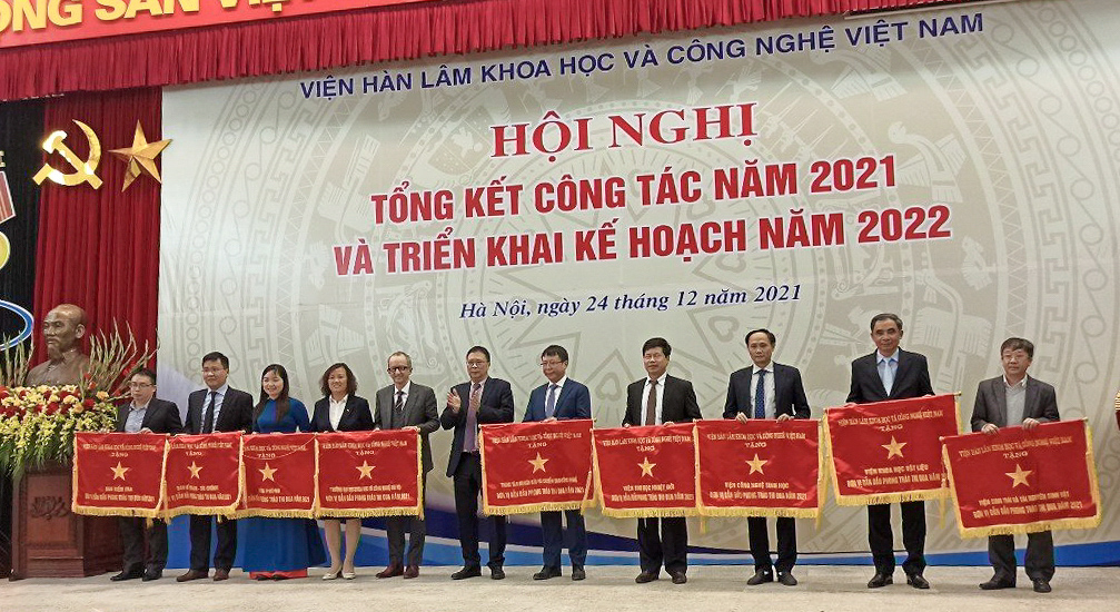 USTH lần đầu tiên nhận danh hiệu “Cờ Thi đua của Viện Hàn lâm Khoa học và Công nghệ Việt Nam”