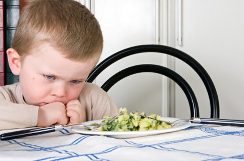 Việc ép trẻ ăn khiến con có tâm lý sợ và không muốn ăn