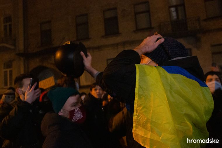 Активіст передає шолом силовика, відібраний у результаті зіткнень під час акції протесту на підтримку активіста Сергія Стерненка, Київ, 23 лютого 2021 року. Пізніше цей шолом був спалений