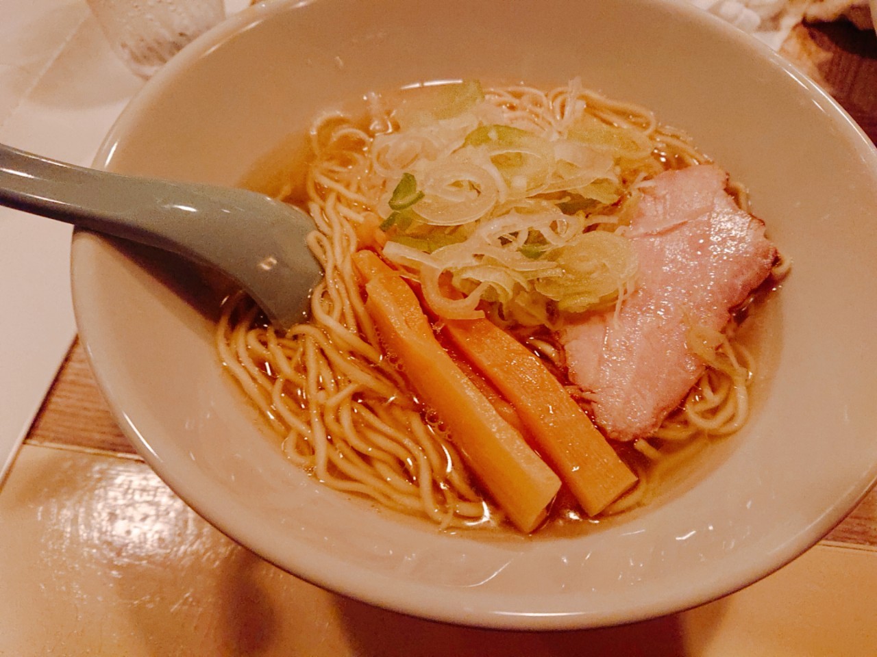 れんげの入ったラーメンの画像