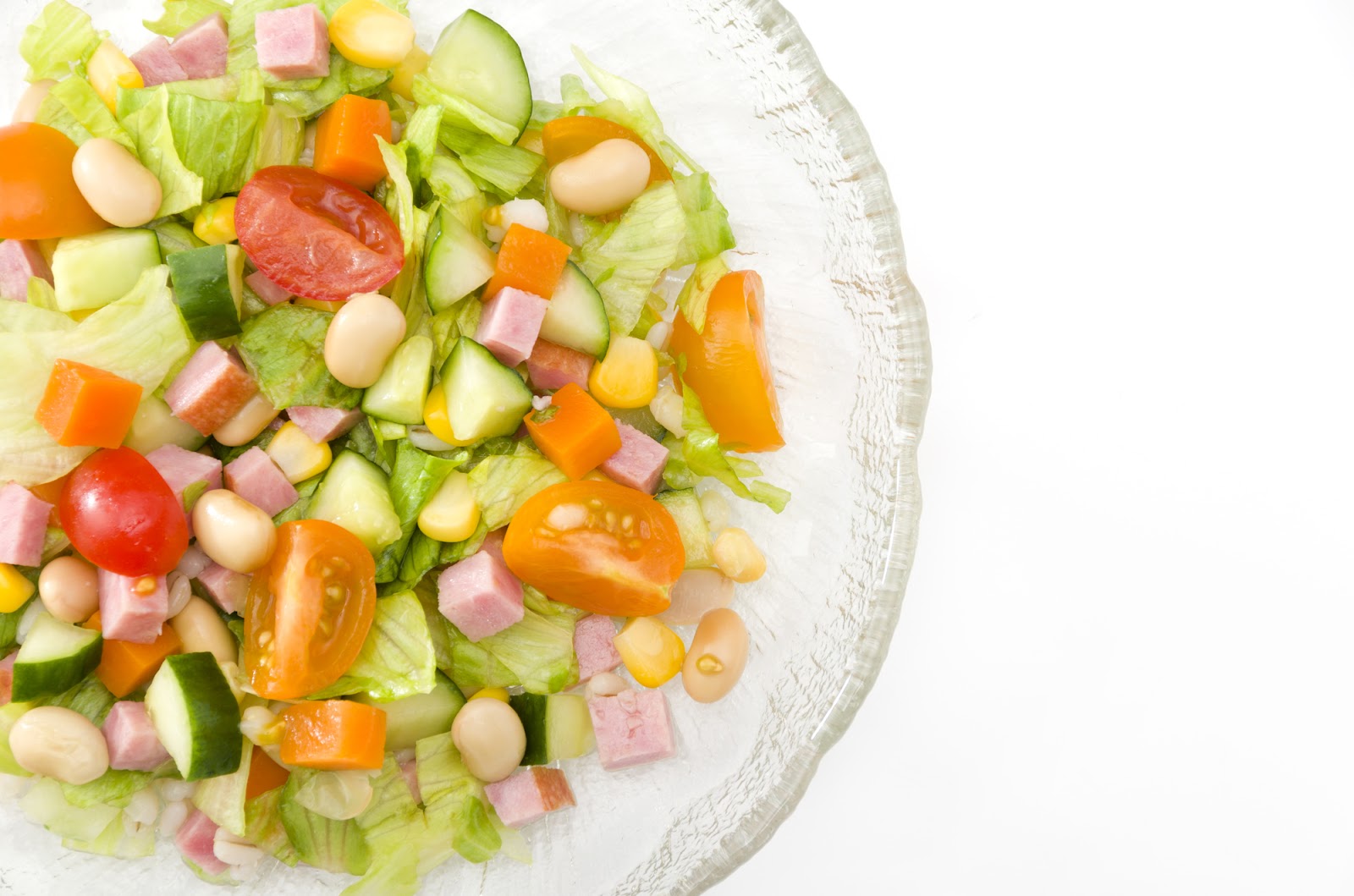 2、野菜たっぷりで彩り豊か「コロコロ具材入りひやむぎサラダ」