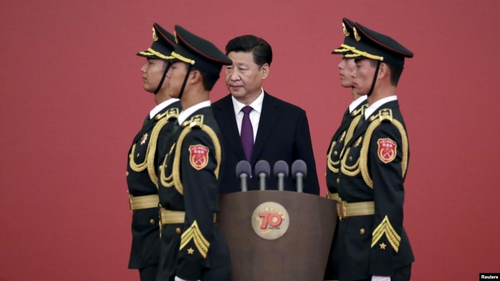 资料照:中国领导人习近平和解放军士兵在一个授勋仪式上。(2015年9月2日)