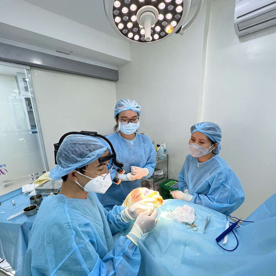 Là một bác sĩ thẩm mỹ có nhiều năm kinh nghiệm, bác sĩ Lee Jung Hoon đưa ra lời khuyên, chỉ cần lựa chọn một thẩm mỹ uy tín, sở hữu bác sĩ giỏi, nhiều kinh nghiệm để cuộc phẫu thuật diễn ra thuận lợi, đạt kết quả tốt nhất.