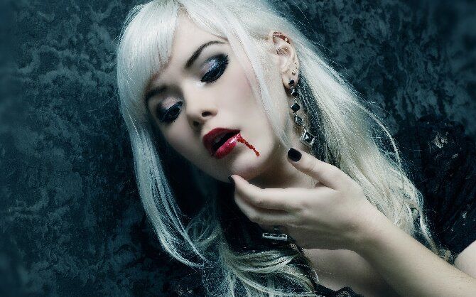 Bis zum letzten Blutstropfen: das coolste Halloween Vampir Make-up, das du ganz einfach zu Hause machen kannst