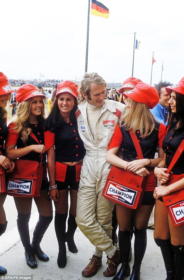 D:\Documenti\posts\posts\Women and motorsport\foto\Getty e altre\Nivelles\BRM driver Helmuth Marko with pit girls before the 1972 Belgian Grand Prix at Nivelles.jpg