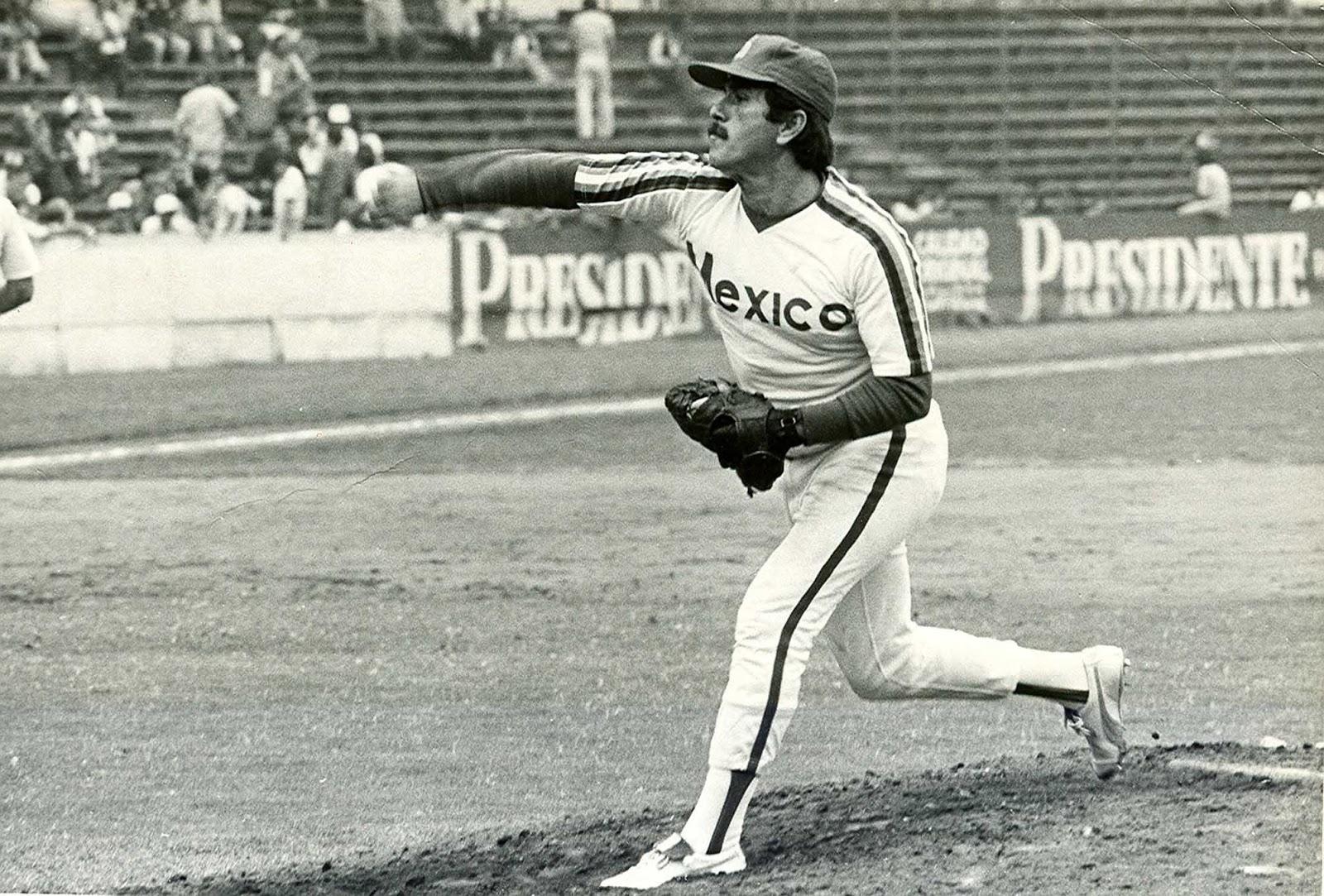 Foto en blanco y negro de un jugador de béisbol lanzando una pelotaDescripción generada automáticamente