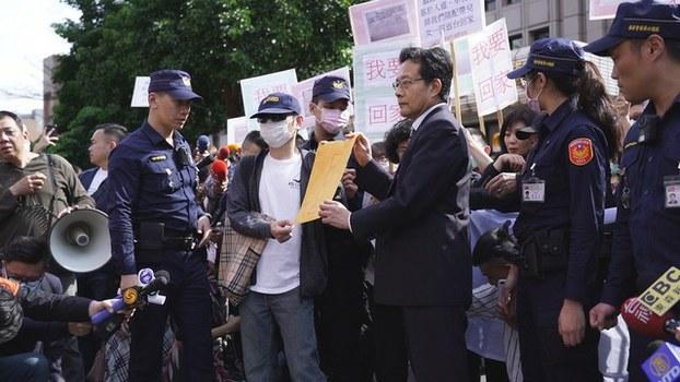 滞留武汉台人家属赴陆委会抗议并递交陈情书。(记者 李宗翰摄)