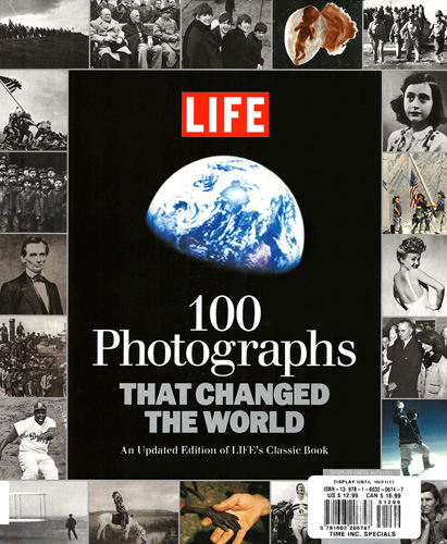 00 fotografías que cambiaron el mundo   es una gran celebración del poder de la fotografía y ofrece una impresionante carpeta de cien de las imágenes fijas más importantes y vívidas de todos los tiempos, incluidas las imágenes de Robert Capa de las playas de Normandía, el famoso estudio de Joe Rosenthal sobre el izamiento de la bandera en Iwo Jima y las obras de Harry Benson, Eddie Adams, Larry Burrows, Alfred Eisenstadt y otros fotógrafos notables. 50.000 primera impresión.