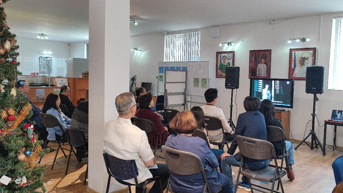 A group of people sitting in a room watching a television

Description automatically generated with medium confidence