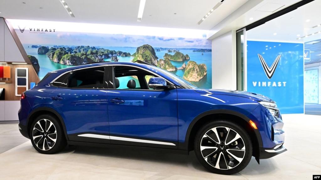 Xe điện VF-8 của VinFast được trưng bày tại một showroom ở Santa Monica, California, ngày 18/7/2022.