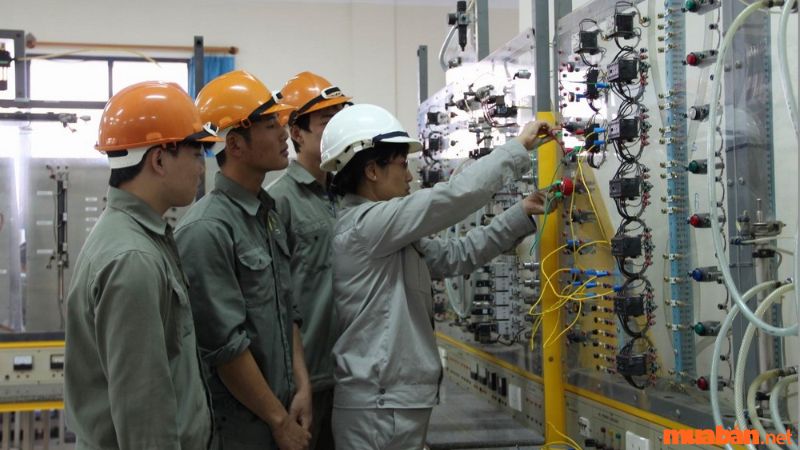  Thợ điện công trình thực hiện công việc kiểm tra, lắp đặt, sửa chữa