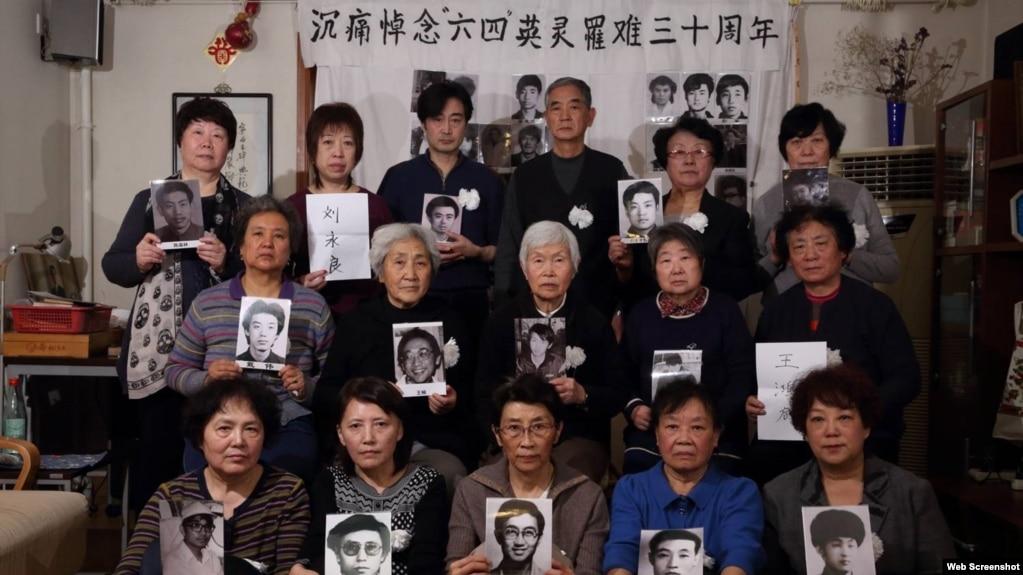 天安门母亲们手持在八九六四事件中丧生的亲人照片 (照片来自天安门母亲网站)
