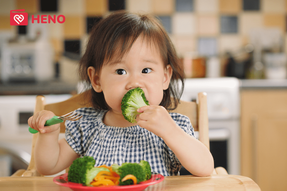 Cần cho trẻ ăn nhiều rau xanh và trái cây để nhanh khỏi bệnh cúm A
