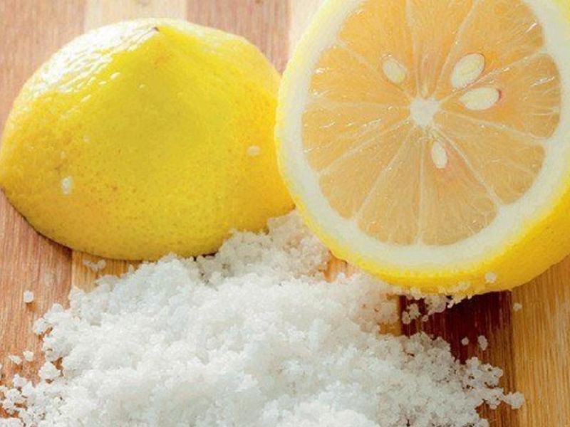 Sử dụng nước nóng để rửa chén bát