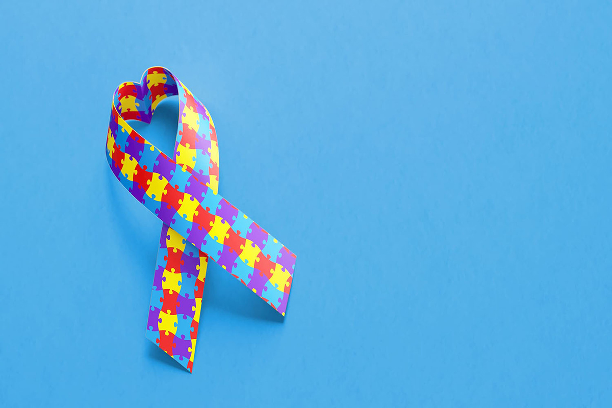 Símbolos do autismo: a fita de conscientização do autismo é formada por peças de quebra-cabeças nas cores azul, vermelho, amarelo e lilás (podem variar nas cores)