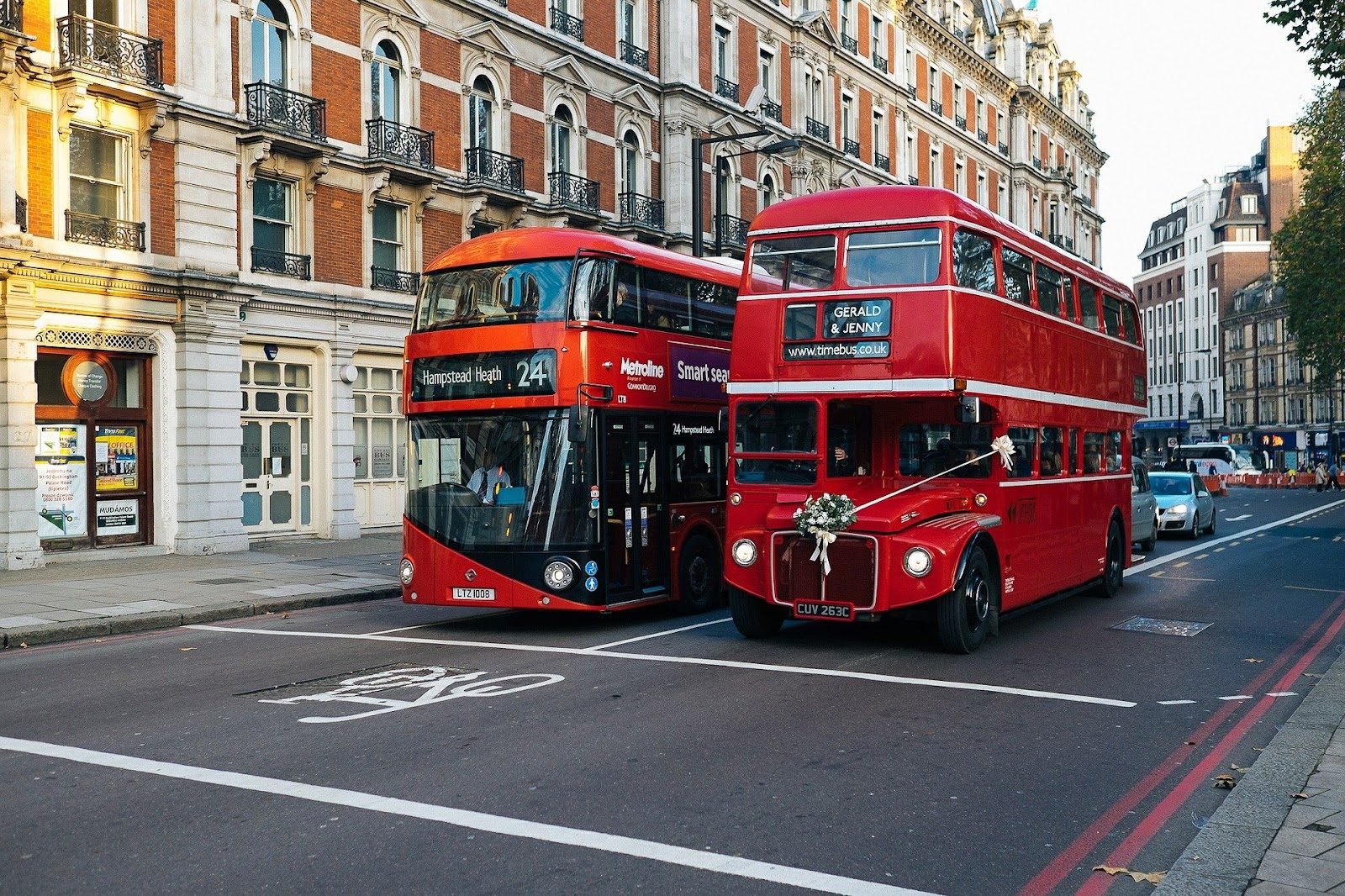 zwei rote double-decker busse